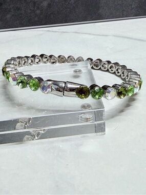 🚨3 for $15🚨 Silver Tone Bangle Bracelet with Green Crystal Accents